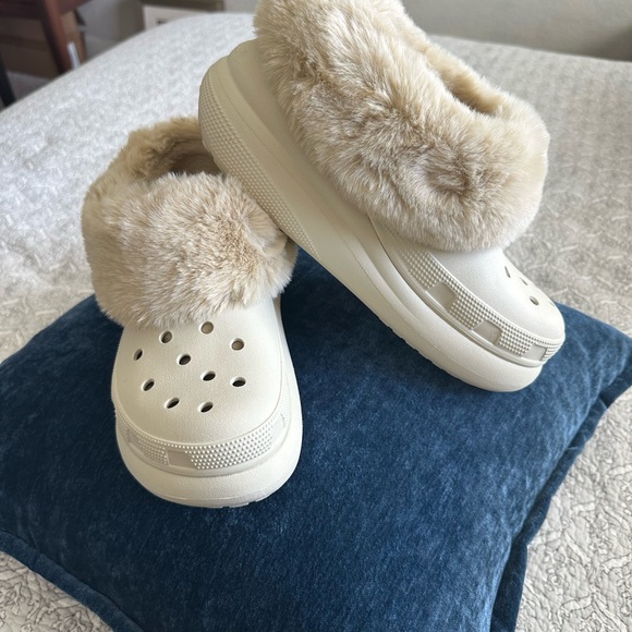 CROCS Women's Cream Slippers with Faux Fur - Picture 2 of 8
